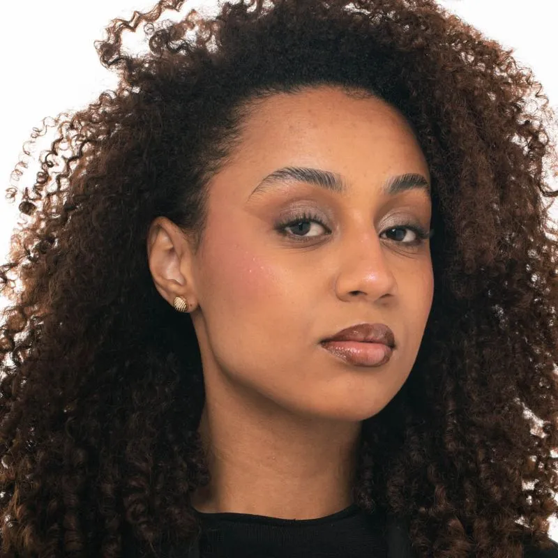 BRINCO BOLINHA MÉDIA PONTILHADA LISA- BANHADO A OURO 18K