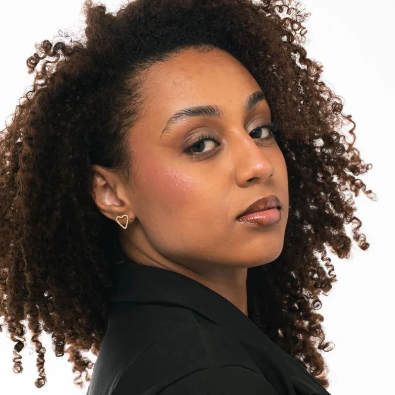 BRINCO CORAÇÃO MÉDIA VAZADO COM BORDA LISA- BANHADO A OURO 18K