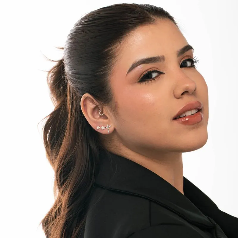 BRINCO CRUCIFIXO DE TARRACHA CRAVEJADA EM ZIRCÔNIA COLORIDA PEQUENA - BANHADA A PRATA 925