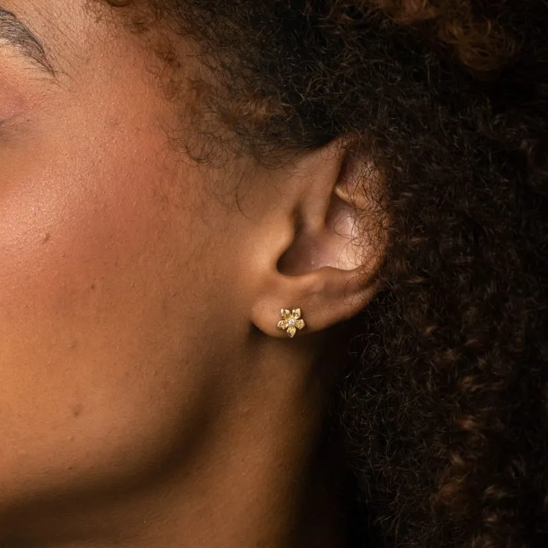 BRINCO INFANTIL FLOR LISA COM  PONTO DE LUZ ZIRCÔNIA CRISTAL- BANHADO A OURO 18K