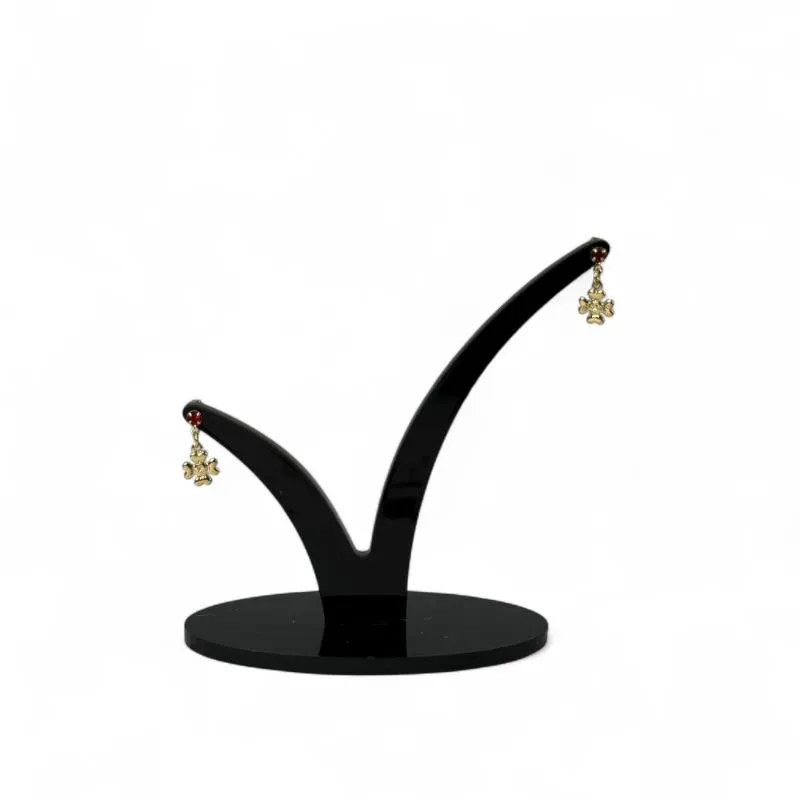 BRINCO PEQUENO COM PENDURICALHO TREVO E PONTO DE LUZ VERMELHO - BANHADO A OURO 18K