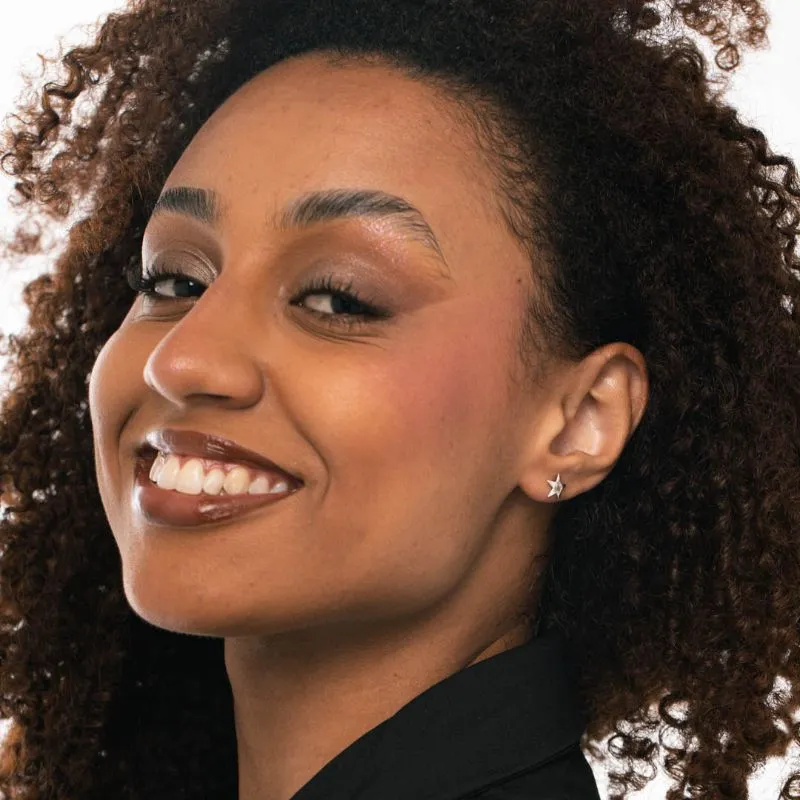 BRINCO PEQUENO ESTRELA LISA GRANDE- BANHADO A PRATA 925