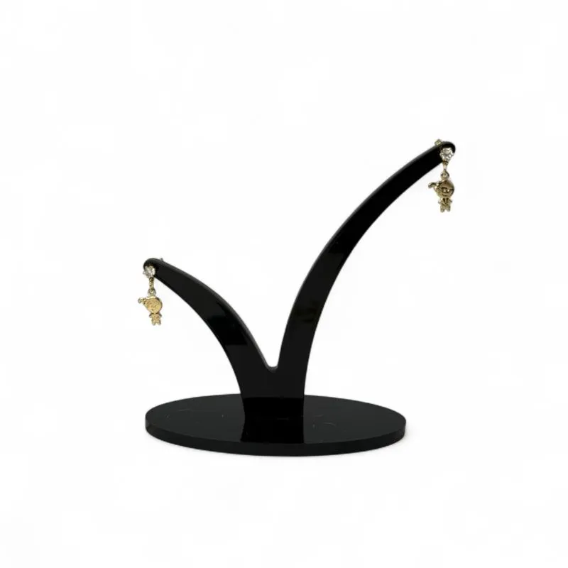 BRINCO PEQUENO PENDURICALHO COM MENINA PENDURADO E PONTO DE LUZ - BANHADO A OURO 18K