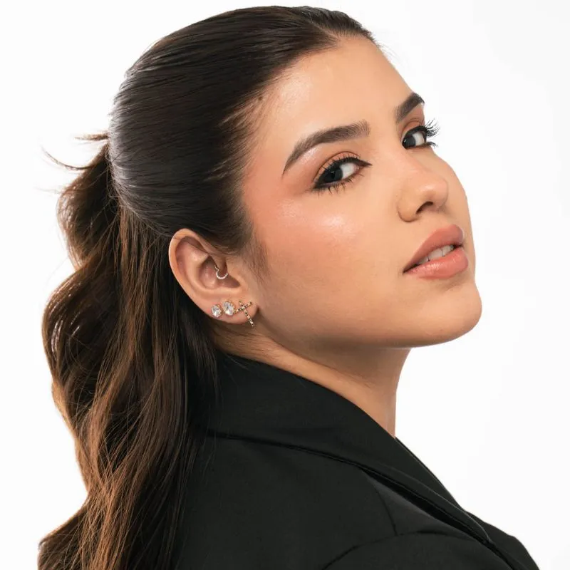 BRINCO PONTO DE LUZ OVAL PEQUENO COM 6 GARRAS CRISTAL- BANHADO A OURO 18K