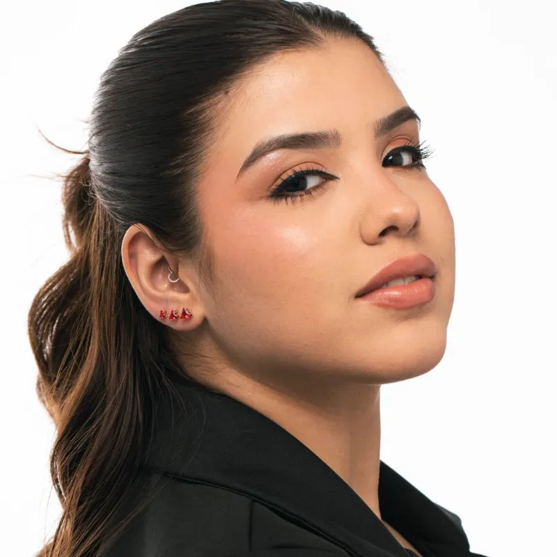 BRINCO PONTO DE LUZ TRIÂNGULO MÉDIO COM 6 GARRAS VERMELHA- BANHADO A OURO 18K