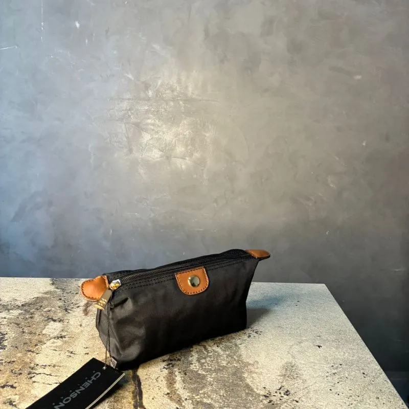 NECESSAIRE PEQUENA PRETO COM CARAMELO LISA DE MICROFIBRA CHENSON