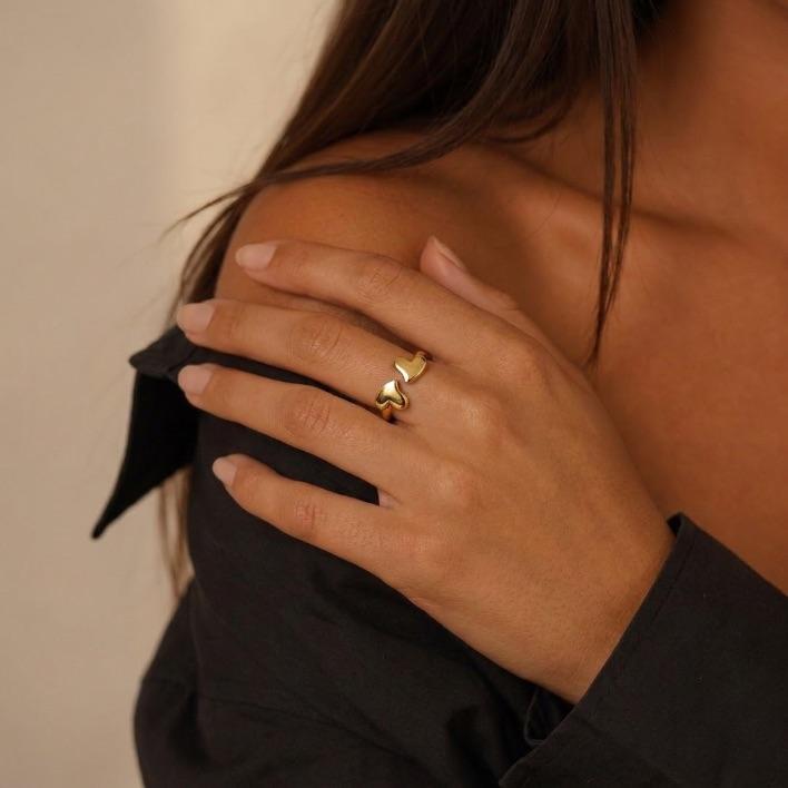 ANEL REGULAVEL COM 2 CORAÇOES LISOS NA PONTA  - BANHADO A OURO 18K