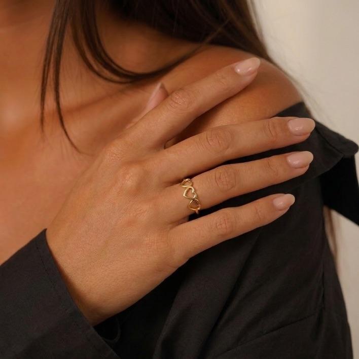 ANEL REGULÀVEL COM 3 CORAÇOES VAZADOS LISO  - BANHADO A OURO 18K