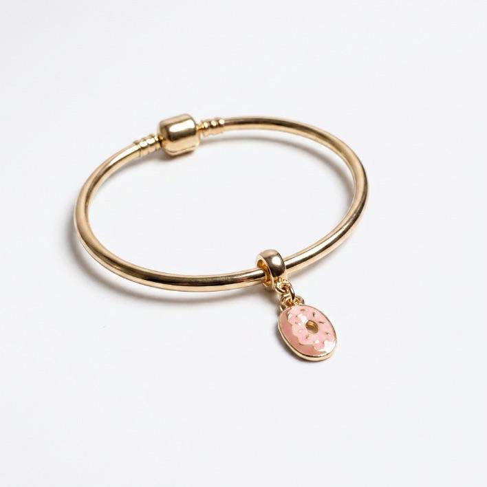 BERLOQUE PENDURADO DONUTS RESINADO ROSA - BANHADO A OURO 18K