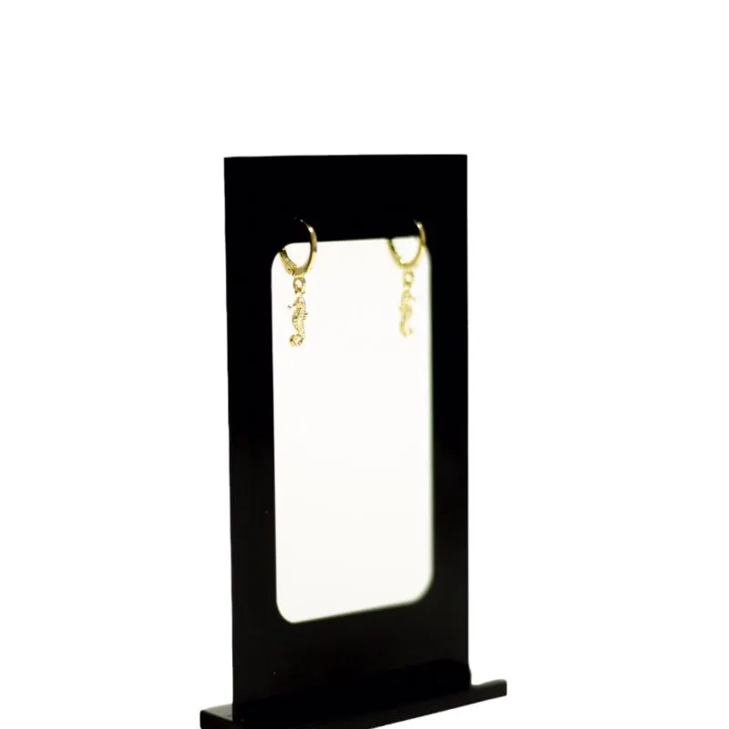 BRINCO ARGOLA PEQUENO COM CAVALO MARINHO PENDURADO - BANHADO A OURO 18K
