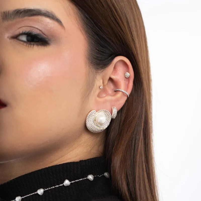 BRINCO FLOR GRANDE COM MICRO ZIRCONIA CRISTAL E PÉROLA CENTRAL- BANHADO A PRATA 925