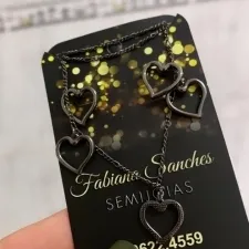 CONJUNTO CORAÇÃO PEQUENO COM ZIRCÔNIA BEGE E ZIRCÔNIA CRISTAL -BANHADO A RÓDIO NEGRO