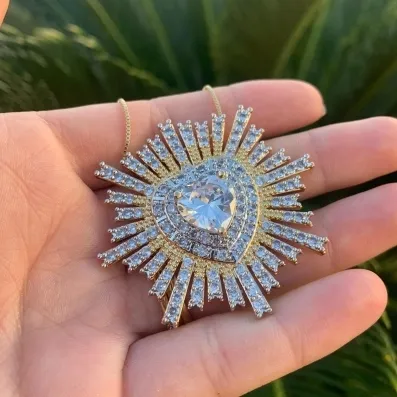 CORRENTE COM CORAÇÃO CENTRAL E COM MICRO ZIRCÔNIA CRISTAL AO REDOR - BANHADO A PRATA 925