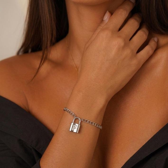 PULSEIRA ELO PORTUGUÊS COM PINGENTE CADEADO COM INICIAL F- BANHADO A RÓDIO BRANCO