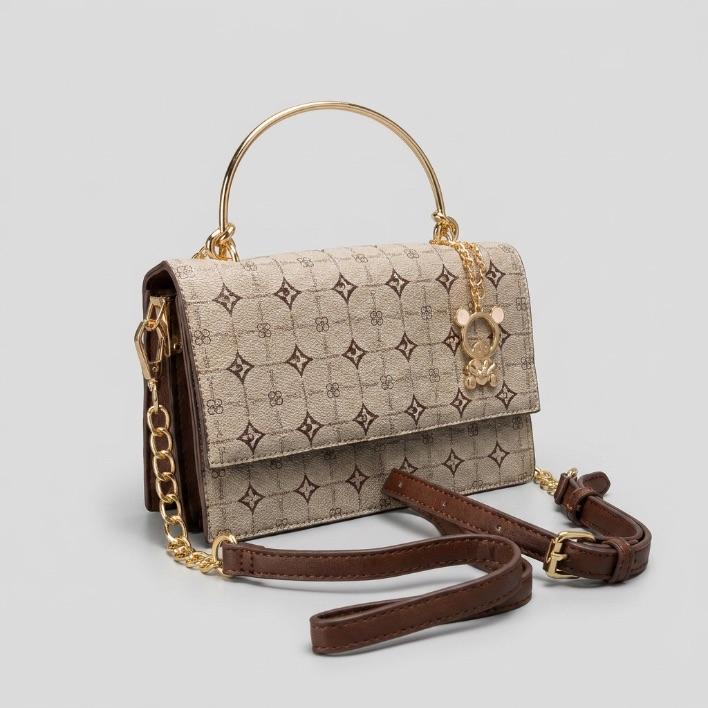 BOLSA BEGE COM MONOGRAMA E ZIRCÔNIA ALÇA EM METAL + ALÇA REMOVIVEL COM CORRENTE E CHAVEIRO URSINHO EM METAL CHENSON