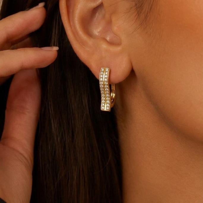 BRINCO ARGOLA ABAULADO COM DETALHES MÉDIO COM ZIRCONIA CRISTAL - BANHADO A OURO 18K