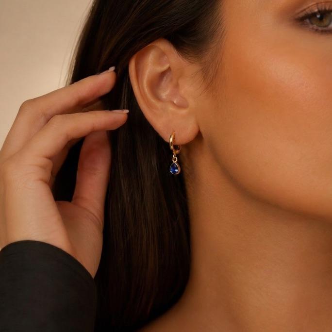 BRINCO ARGOLA DE CLICK COM PONTO DE LUZ PEQUENO AZUL EM ZIRCÔNIA - BANHADO A OURO 18K