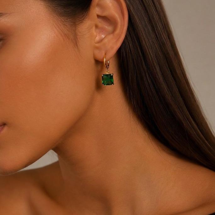 BRINCO ARGOLA DE CLICK COM PONTO DE LUZ QUADRADO ZIRCÔNIA VERDE- BANHADO A OURO 18K