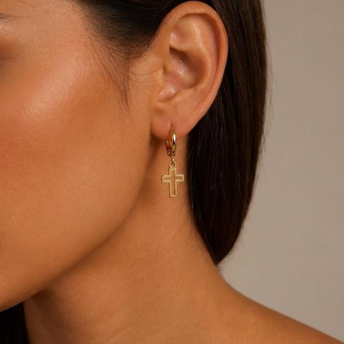 BRINCO ARGOLA DE CLICK CRUZ VAZADO LISO - BANHADO A OURO 18K
