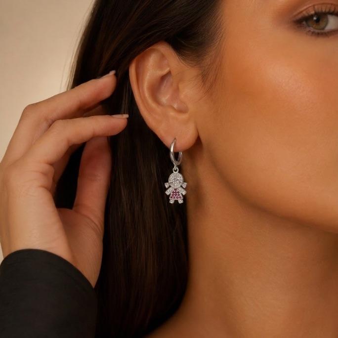 BRINCO ARGOLA DE CLICK MENINA CRAVEJADO EM MICRO ZIRCÔNIA PINK E CRISTAL- BANHADO A PRATA 925