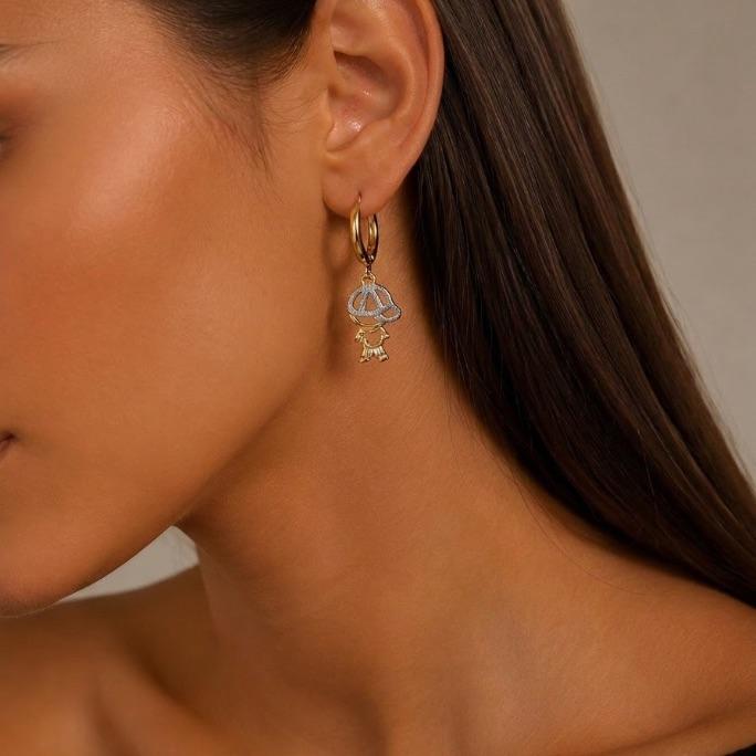 BRINCO ARGOLA DE CLICK MENINO VAZADO LISO - BANHADO A OURO 18K