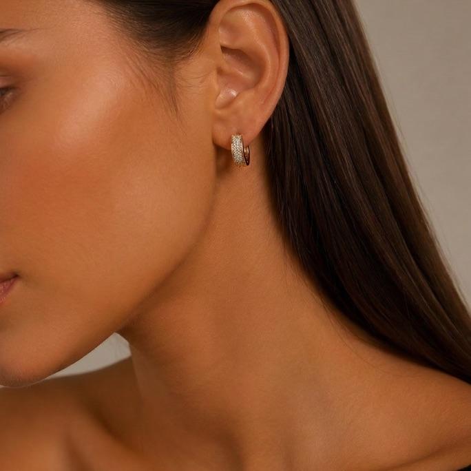 BRINCO ARGOLA DE CLICK QUADRADA COM BORDA LISA E MICRO ZIRCÔNIA CRISTAL - BANHADO A OURO 18K