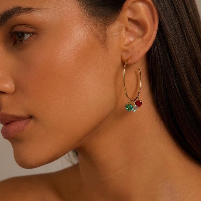 BRINCO ARGOLA MÉDIO COM PONTO DE LUZ CORAÇÃO PENDURADO COLORIDO - BANHADO A OURO 18K