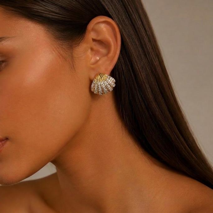 BRINCO CONCHA CHEIO COM MICRO ZIRCÔNIA CRISTAL - BANHADO A OURO 18K