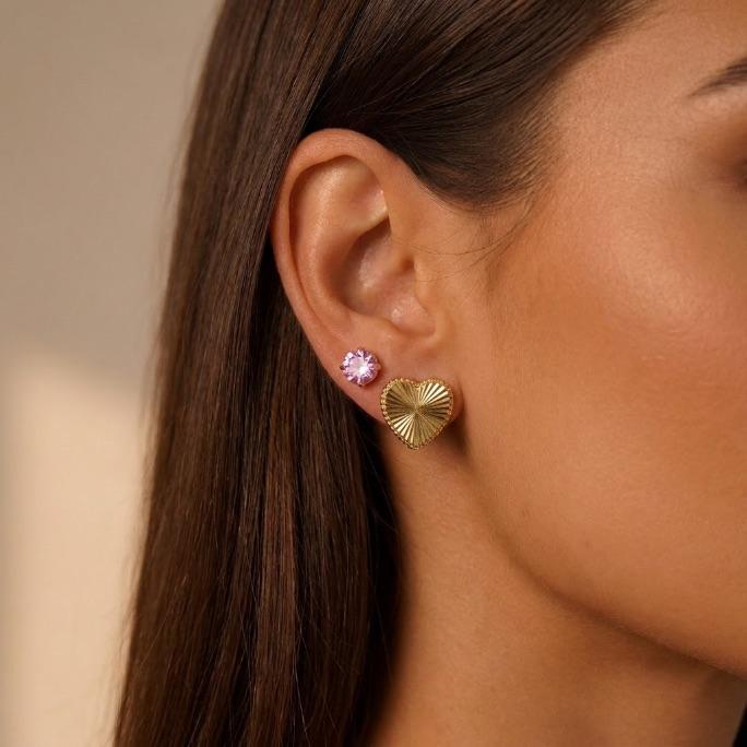 BRINCO DUPLO CORAÇÃO LAMINADO LISO + PONTO DE LUZ ROSÉ REDONDO - BANHADO A OURO 18K