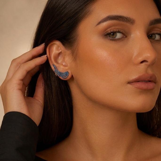 BRINCO FESTA ASA CRAVEJADO DE ZIRCONIA AZUL TURMALINA - BANHADO A OURO 18K