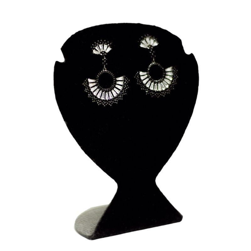 BRINCO MÉDIO LEQUE COM ZIRCONIA NEGRA E CRISTAL - BANHADO A PRATA 925
