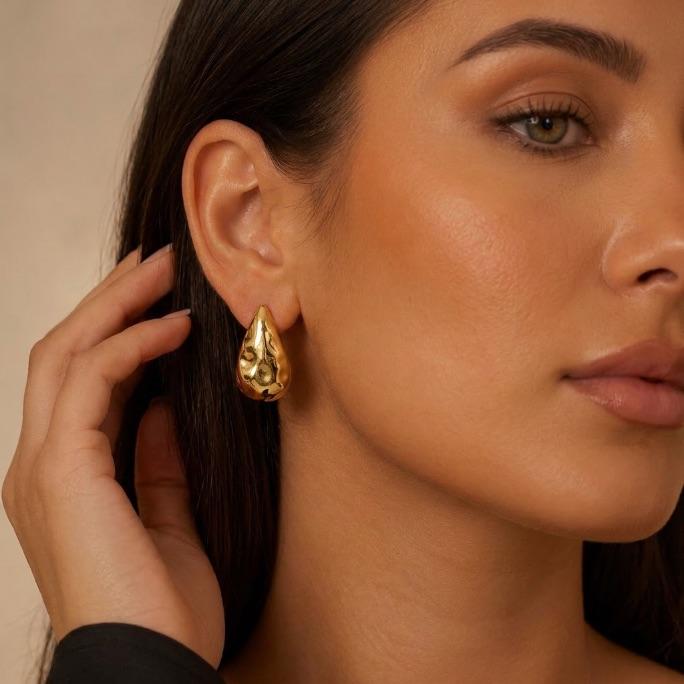 BRINCO ORGANICO GOTA GRANDE LISA - BANHADO A OURO 18K