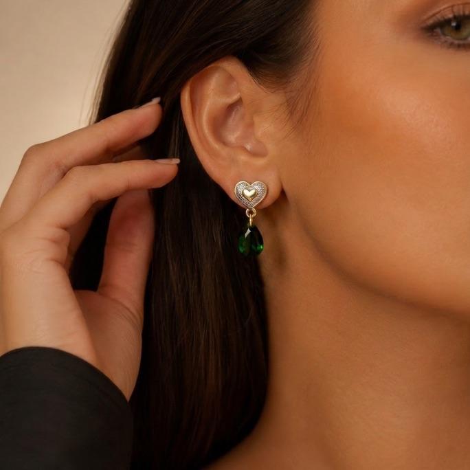 BRINCO PENDURADO BASE CORAÇÃO COM GOTA VERDE EM ZIRCÔNIA - BANHADO A OURO 18K