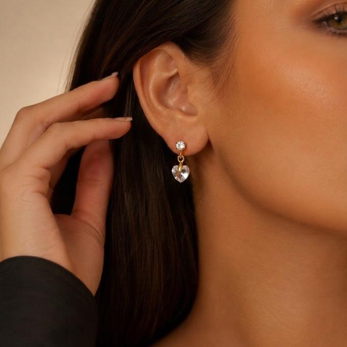 BRINCO PENDURADO BASE PONTO DE LUZ COM CORAÇÃO CRISTAL EM ZIRCÔNIA - BANHADO A OURO 18K