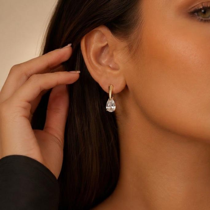 BRINCO PENDURADO RETA COM PONTO DE LUZ GOTA CRISTAL EM ZIRCÔNIA - BANHADO A OURO 18K
