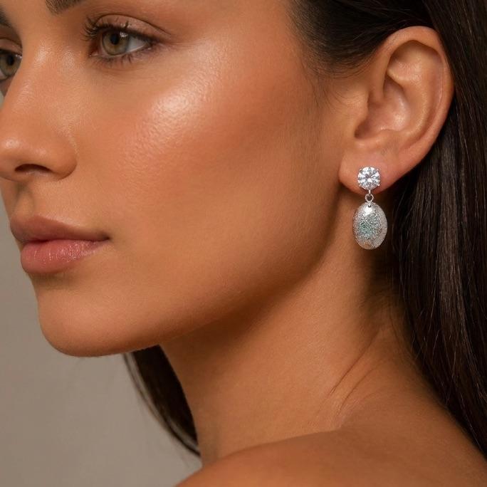 BRINCO PENDURADO MEDALHA COM PONTO DE LUZ ZIRCÔNIA CRISTAL - BANHADO A PRATA 925