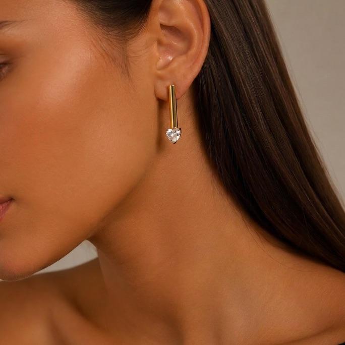 BRINCO PENDURADO PALITO COM CORAÇÃO ZIRCÔNIA CRISTAL - BANHADO A OURO 18K
