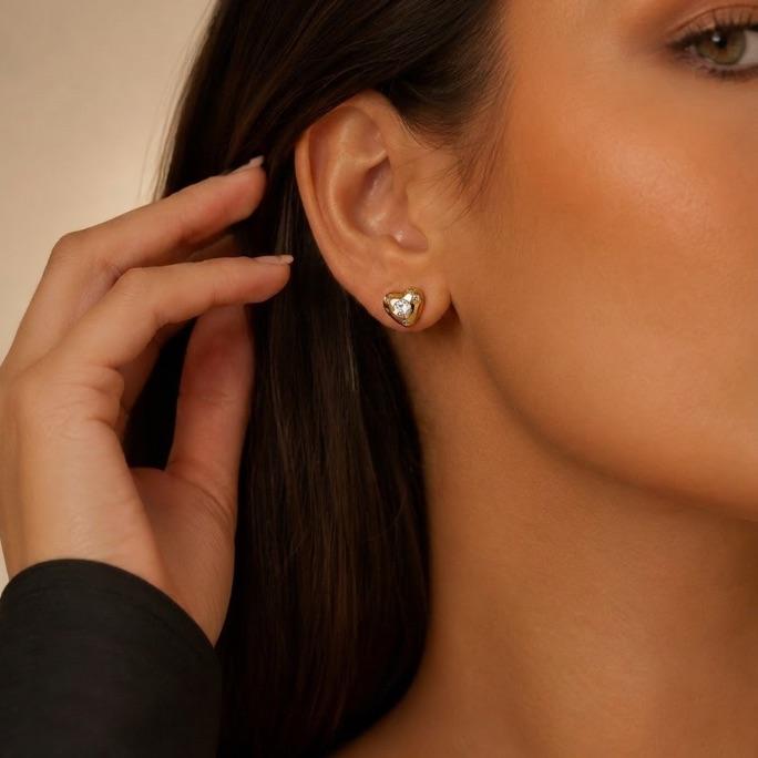 BRINCO PEQUENO CORAÇÃO COM MICRO ZIRCÔNIA CRISTAL - BANHADO A OURO 18K