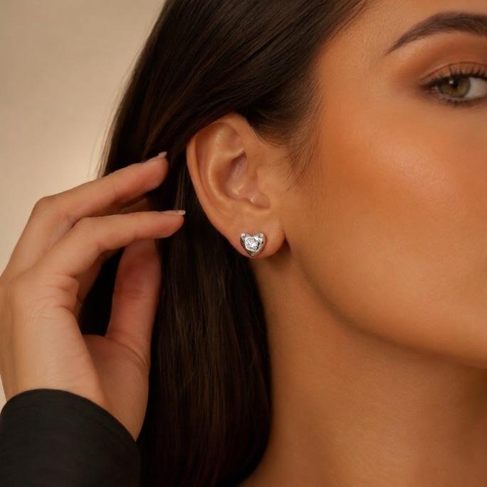BRINCO PEQUENO CORAÇÃO COM MICRO ZIRCÔNIA CRISTAL - BANHADO A PRATA 925