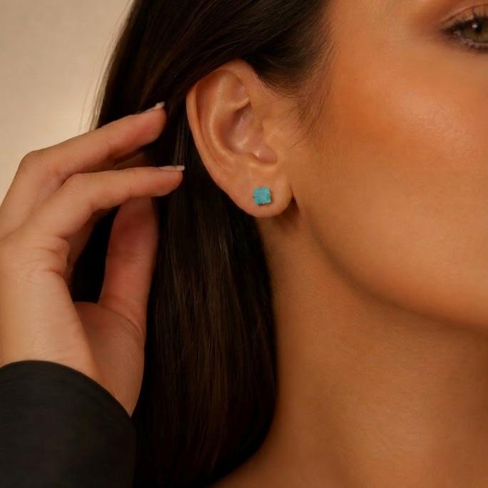 BRINCO PEQUENO PONTO DE LUZ QUADRADO AZUL LEITOSO - BANHADO A OURO 18K