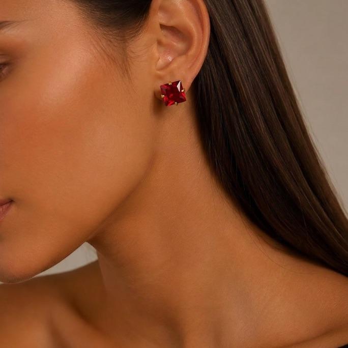 BRINCO PONTO DE LUZ QUADRADO COM 4 GARRAS GRANDE VERMELHO - BANHADO A OURO 18K