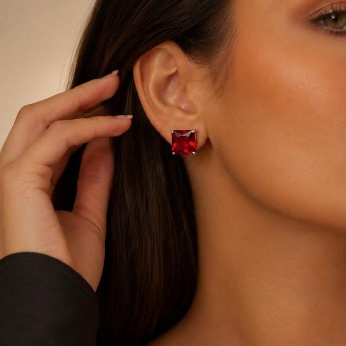 BRINCO PONTO DE LUZ QUADRADO COM 4 GARRAS GRANDE VERMELHO - BANHADO A PRATA 925