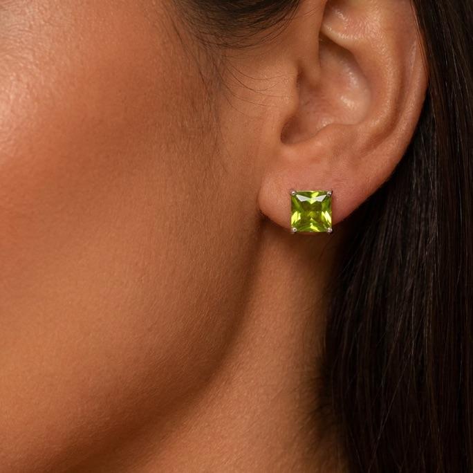 BRINCO PONTO DE LUZ QUADRADO COM 4 GARRAS MÉDIO VERDE - BANHADO A PRATA 925