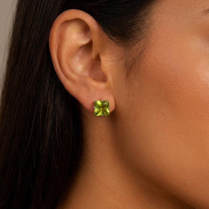 BRINCO PONTO DE LUZ QUADRADO COM 4 GARRAS PEQUENO VERDE - BANHADO A PRATA 925
