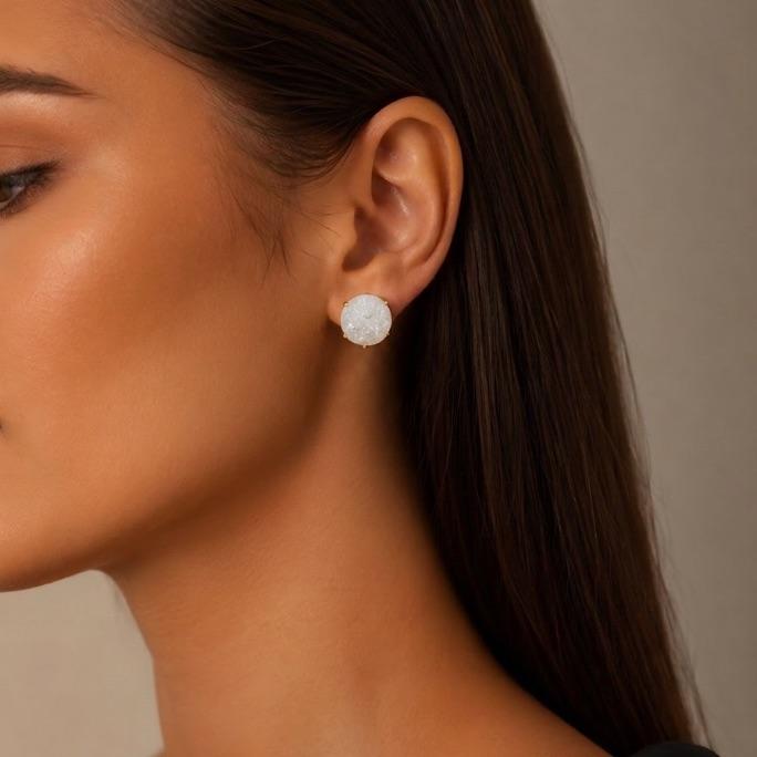 BRINCO PONTO DE LUZ REDONDO 6 GARRAS  GRANDE DE GLITER BRANCO - BANHADO A OURO 18K