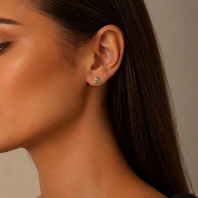 BRINCO TRIÂNGULO DE TARRACHA CRAVEJADO VERDE MÉDIO -  BANHADO A OURO 18K
