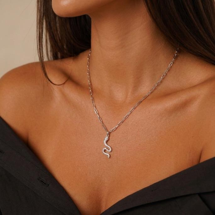 CORRENTE CARTHIE COM PINGENTE COBRA LISA COM EXTENSOR- BANHADO NO RÓDIO BRANCO