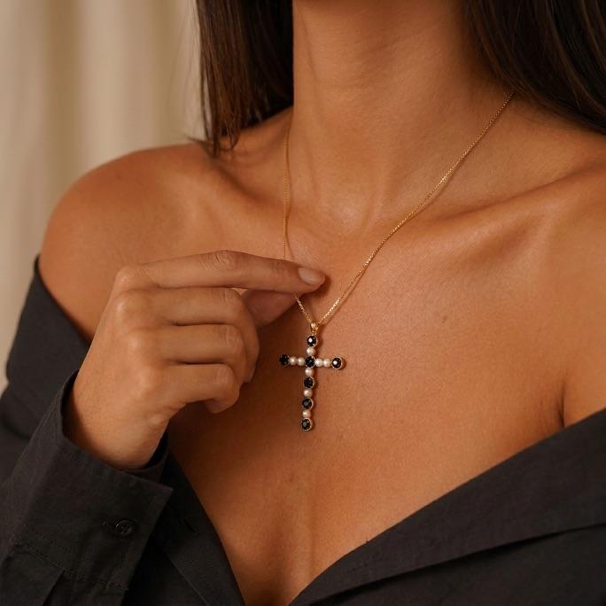 CORRENTE CRUCIFIXO COM PÉROLA E MICRO  ZIRCONIA NEGRA- BANHADO A OURO 18K