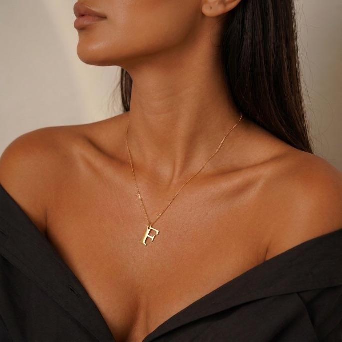 CORRENTE VENEZIANA COM INCIAL MÉDIA F - BANHADO A OURO 18K