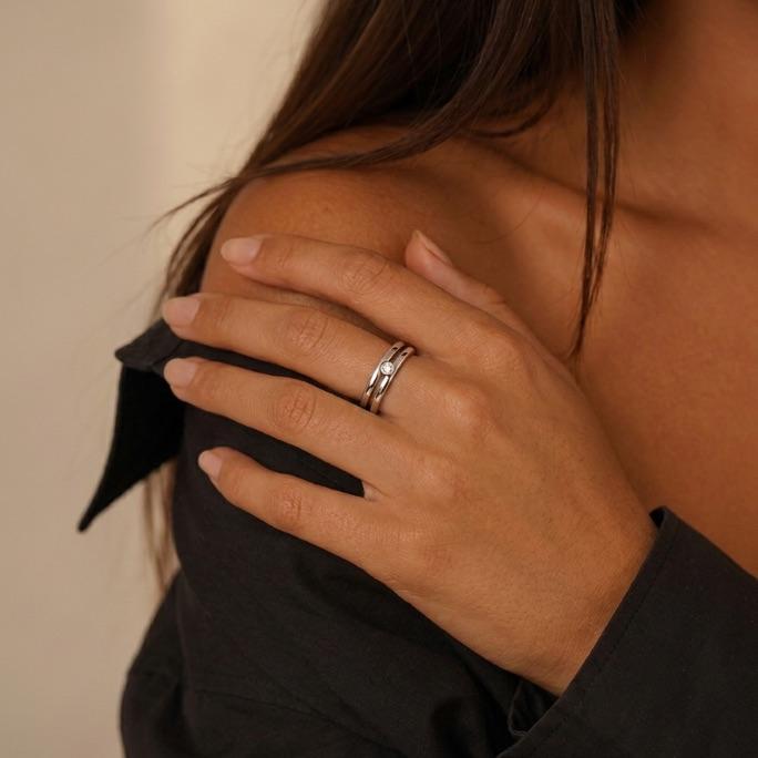 ANEL LISO COM PONTO DE LUZ ZIRCONIA REDONDA E ANEL COM DETALHE   -N18- BANHADO A RÓDIO BRANCO